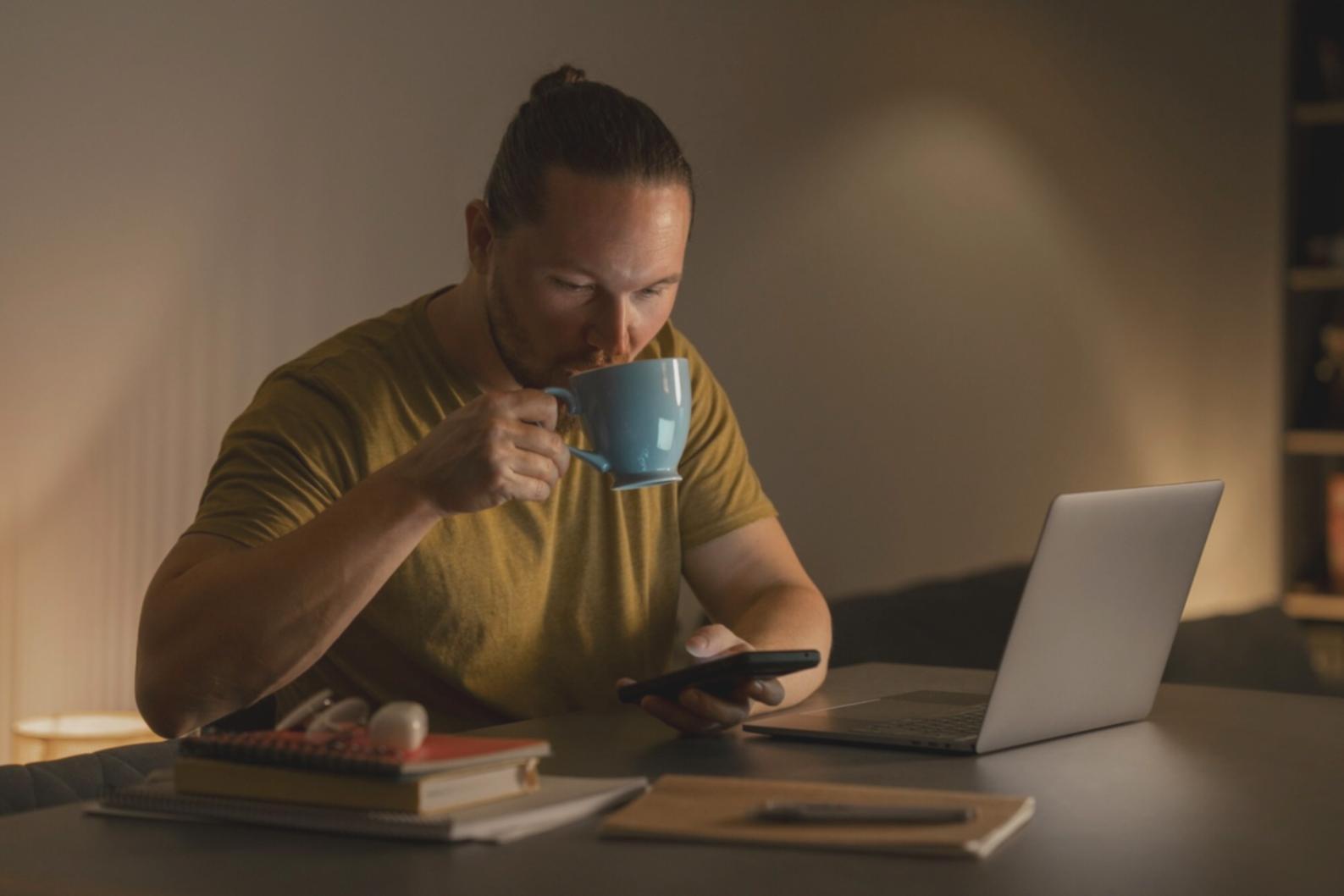 Espace de travail organisé avec documents financiers